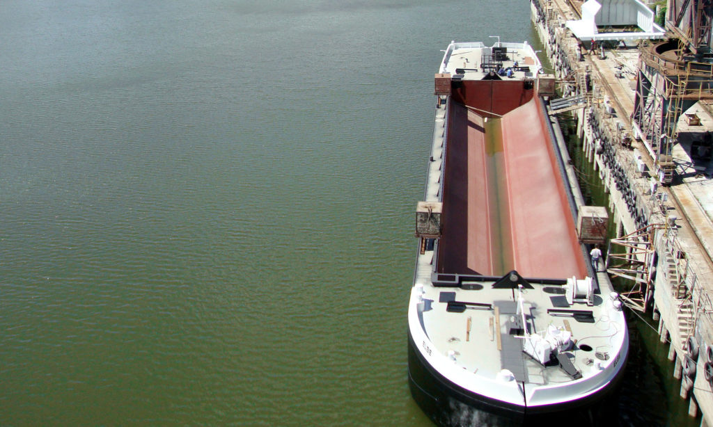 Soil carrying hopper barges (split barges)